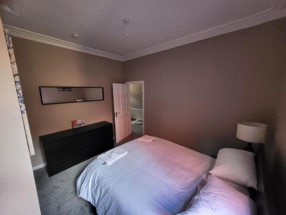4 Bedroom House, 8 Min To City! Μάντσεστερ Εξωτερικό φωτογραφία